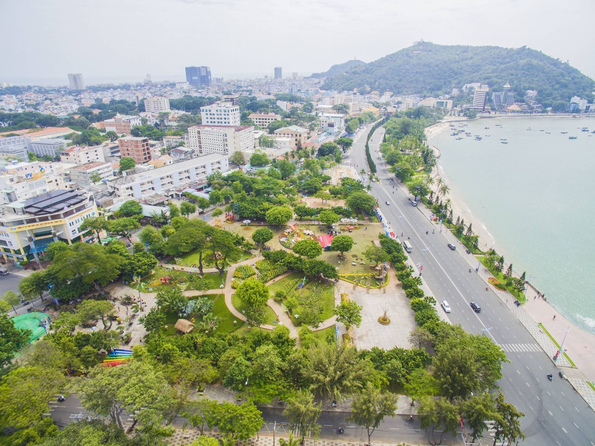 Không gian xanh mát của Công viên tam giác Quang Trung - Hạ Long - Lê Lợi nhìn từ trên cao.
