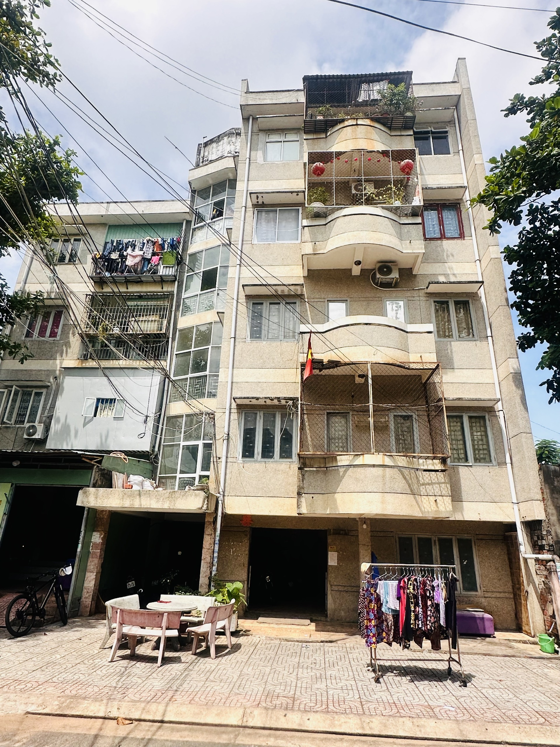 Sở Xây dựng khuyến cáo khu vực ban công, lô-gia của các tòa nhà có nhiệm vụ rất quan trọng là cứu nạn, cứu hộ khi xảy ra hỏa hoạn, sự cố trong tòa nhà nên người dân không nên rào kiên cố.