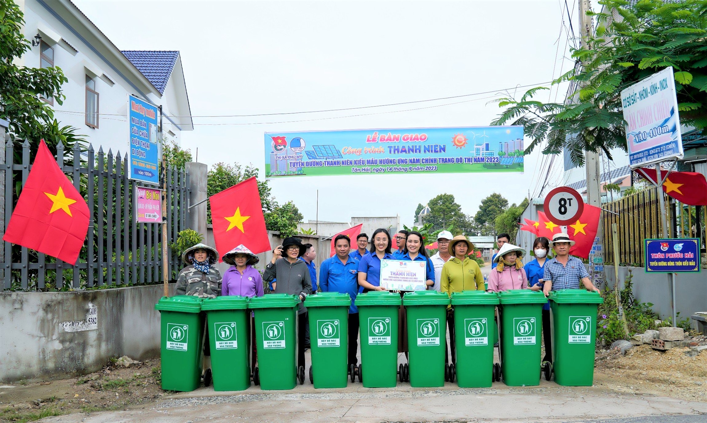 Thị Đoàn-Hội LHTN Việt Nam TX.Phú Mỹ cùng đơn vị tài trợ, người dân thôn Phước Hải (xã Tân Hải) tại lễ bàn giao công trình tuyến đường thanh niên kiểu mẫu.