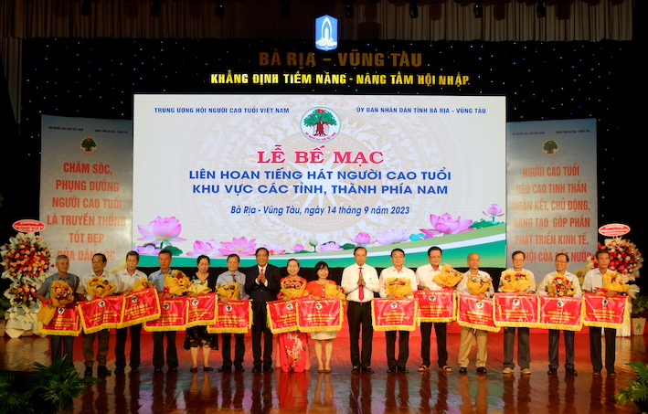 có ông Nguyễn Thanh Bình, nguyên Ủy viên Trương ương Đảng, Chủ tịch Trung ương Hội NCT Việt Nam; ông Nguyễn Văn Thọ, Phó Bí thư Tỉnh ủy, Chủ tịch UBND tỉnh trao các giải A,B và C đến đại diện 14 Đội văn nghệ NCT.