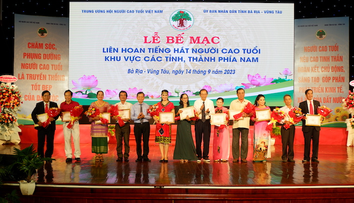 Các diễn viên đạt giải cá nhân và giải NCT cao tuổi nhất tại Liên hoan.