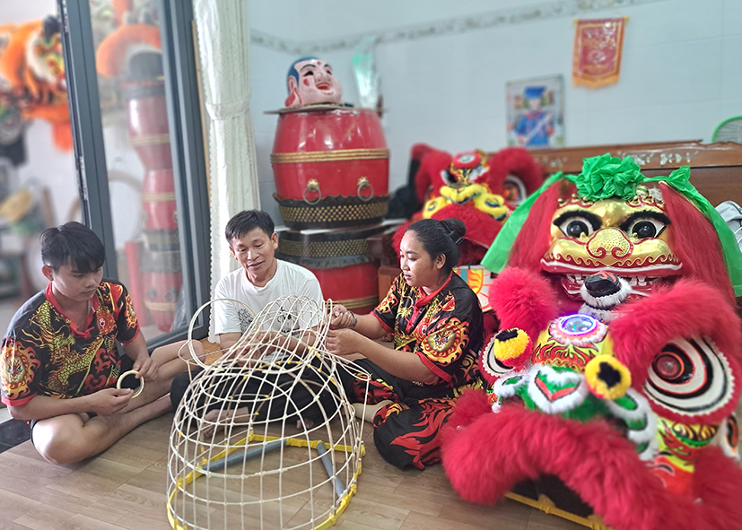 Ông Lê Hoàng Hùng (huyện Long Điền) chỉ bảo học trò làm khung sườn hình đầu lân.