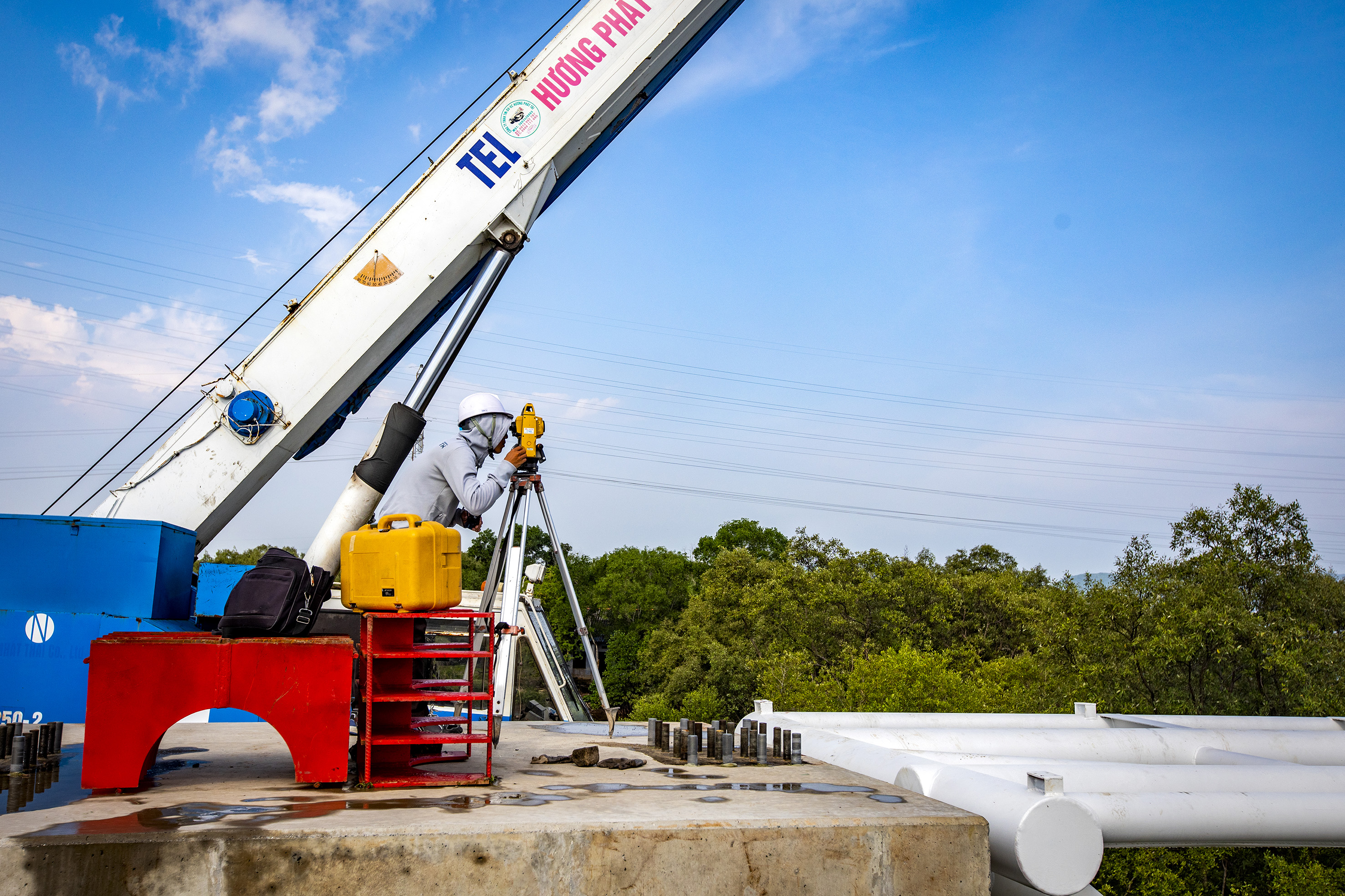 Do địa chất phức tạp, phải xử lý kỹ thuật liên tục. Mặt khác, khi thi công hệ thống cọc ngầm gặp rất nhiều khó khăn do vướng đá mồ côi; hệ thống cọc BTCT, dầm BTCT, dầm thép của hệ thống cầu cũ bỏ lại, lớp cát chảy có chiều dày thay đổi bất thường cần phải xử lý kỹ thuật thi công làm ảnh hưởng tiến độ.