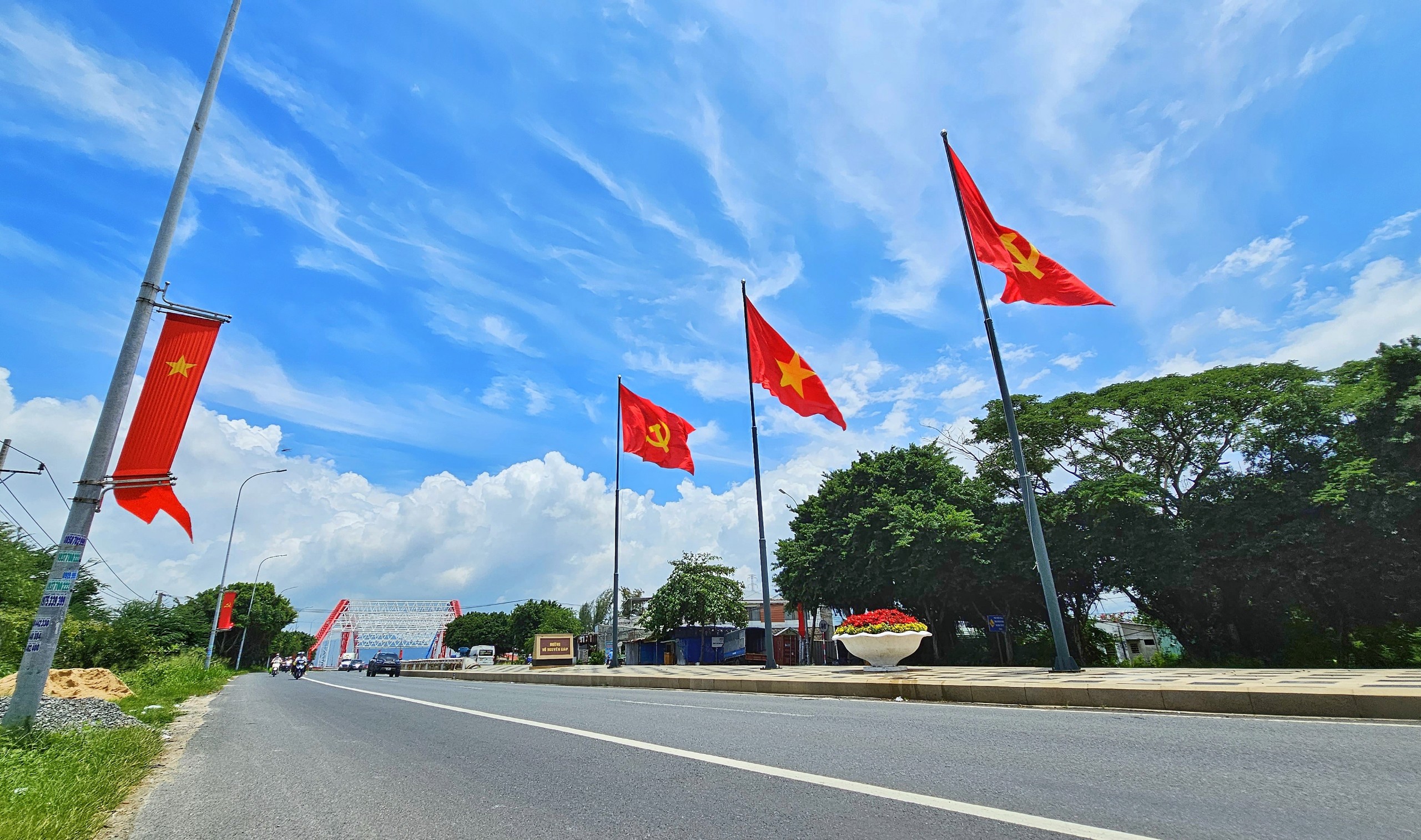 Đến góc nhìn lấp ló sau những cây cột cờ, hàng cây... 