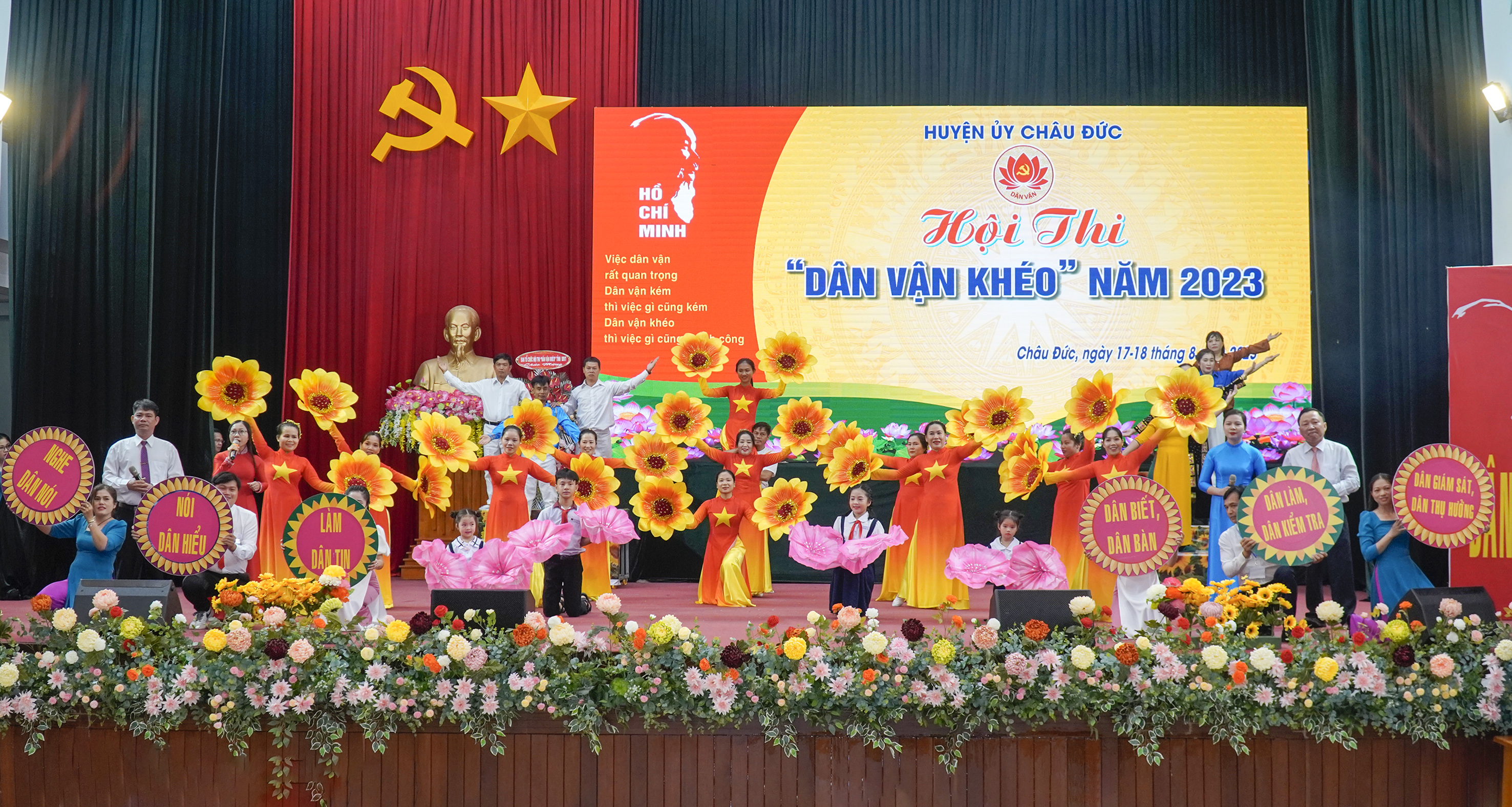 Phần thi chào hỏi của liên quân đội thi Khối vận và Phòng VHTT huyện Châu Đức tại hội thi “Dân vận khéo” cấp huyện năm 2023.