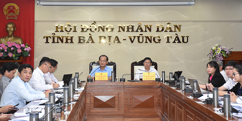 Ông Mai Ngọc Thuận, Phó Chủ tịch HĐND tỉnh và ông Lê Ngọc Khánh, Phó Chủ tịch UBND tỉnh đồng chủ trì cuộc họp Thường trực HĐND tỉnh.