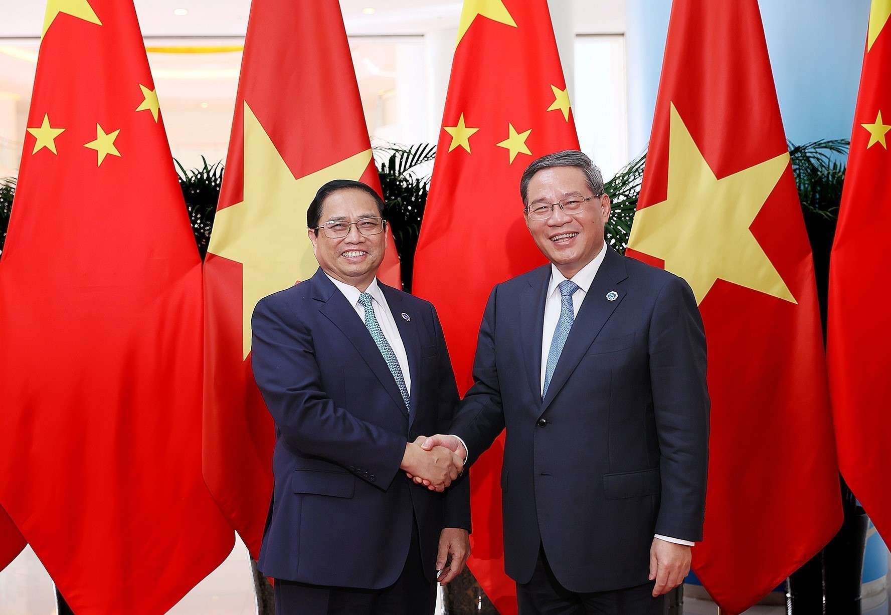 Thủ tướng Trung Quốc Lý Cường đón Thủ tướng Phạm Minh Chính. Ảnh: DƯƠNG GIANG