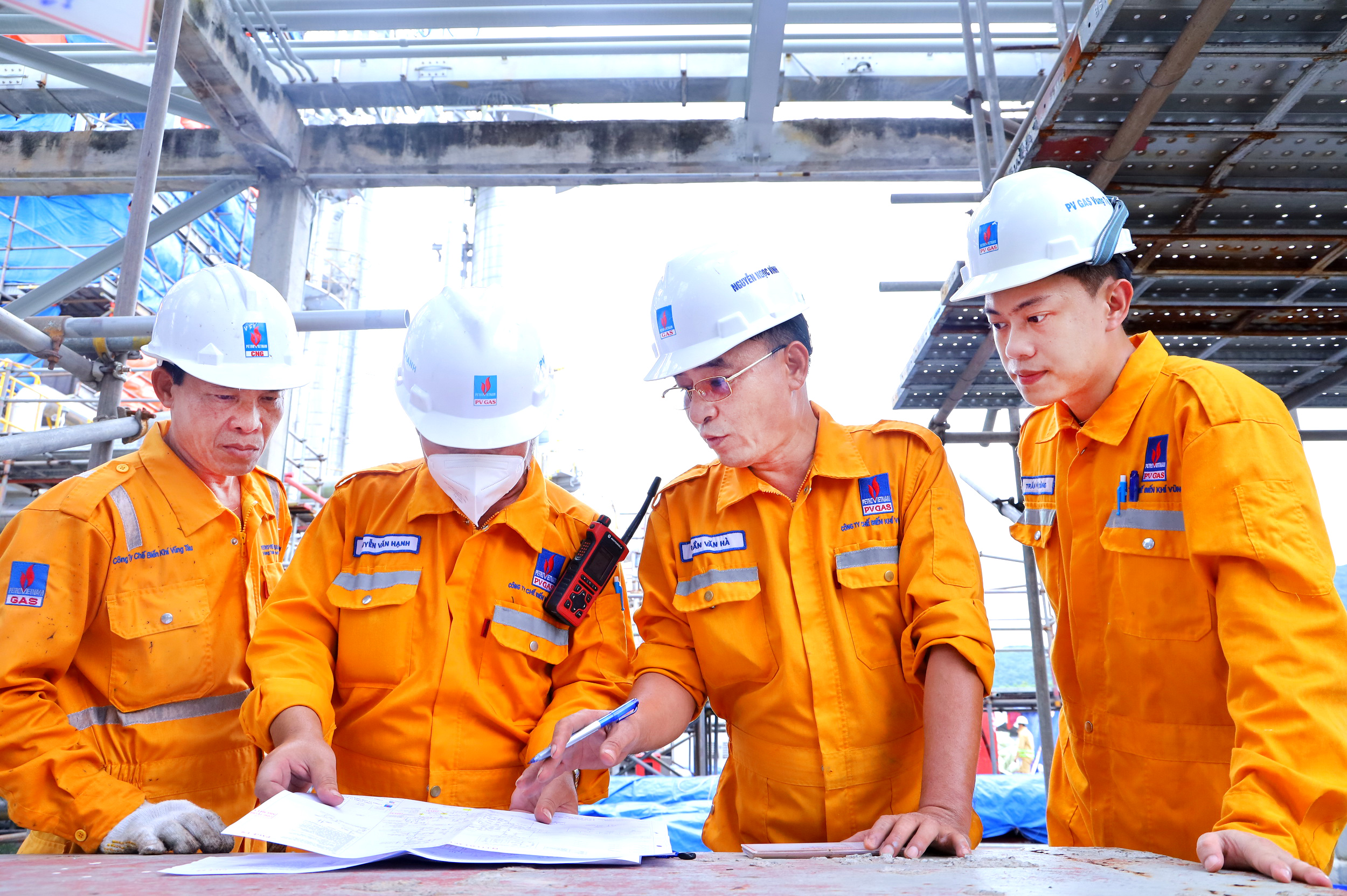 PVGAS là một trong những đơn vị dẫn đầu và hoàn thành sớm chương trình “1 triệu sáng kiến - nỗ lực vượt khó, sáng tạo, quyết tâm chiến thắng đại dịch COVID-19”. Trong ảnh: Người lao động PV GAS trên công trường GPP Dinh Cố.