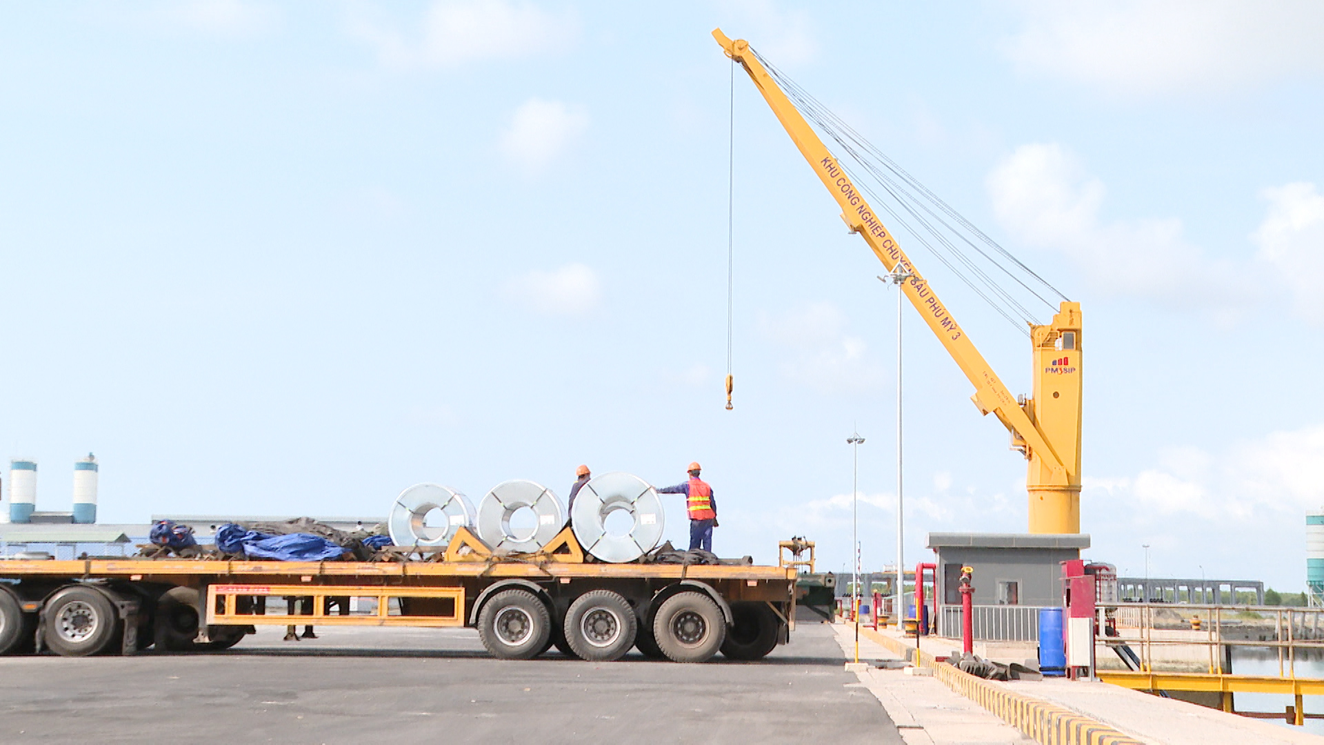 Xếp dỡ hàng hóa tại Cảng cạn Phú Mỹ.