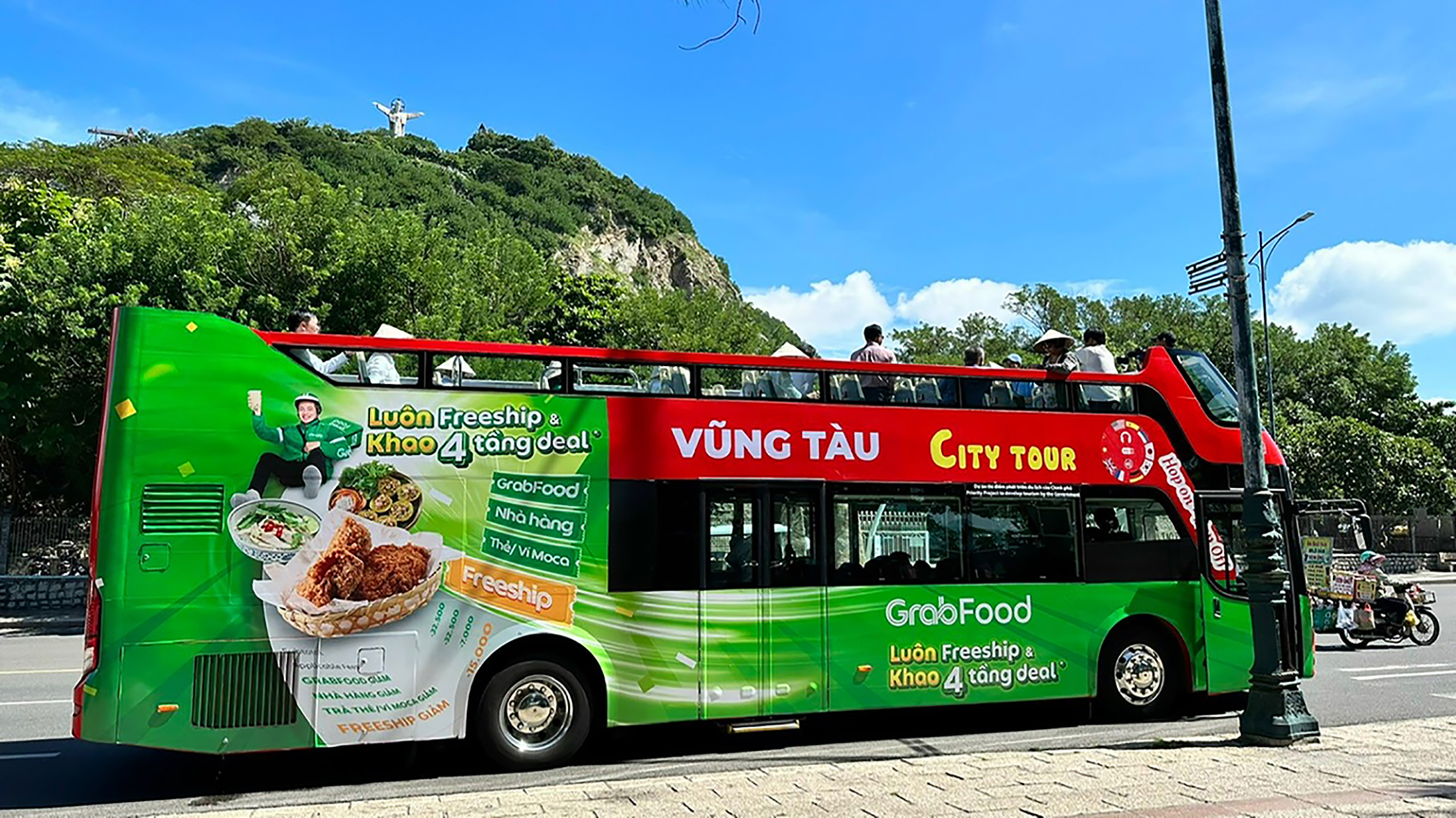 Xe di chuyển ngang Tượng Chúa Kito.