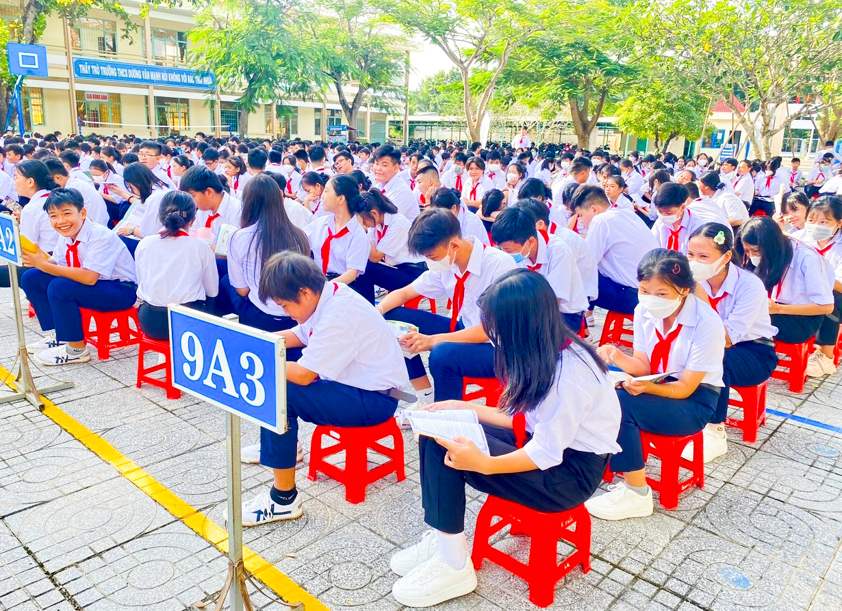 Các em HS Trường THCS Dương Văn Mạnh đọc sách trong chương trình.