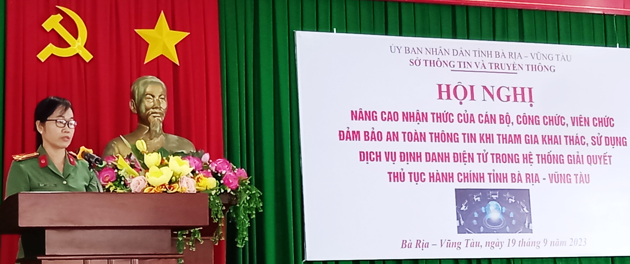 Thượng tá Nguyễn Thị Việt Hà phát biểu tại hội nghị.