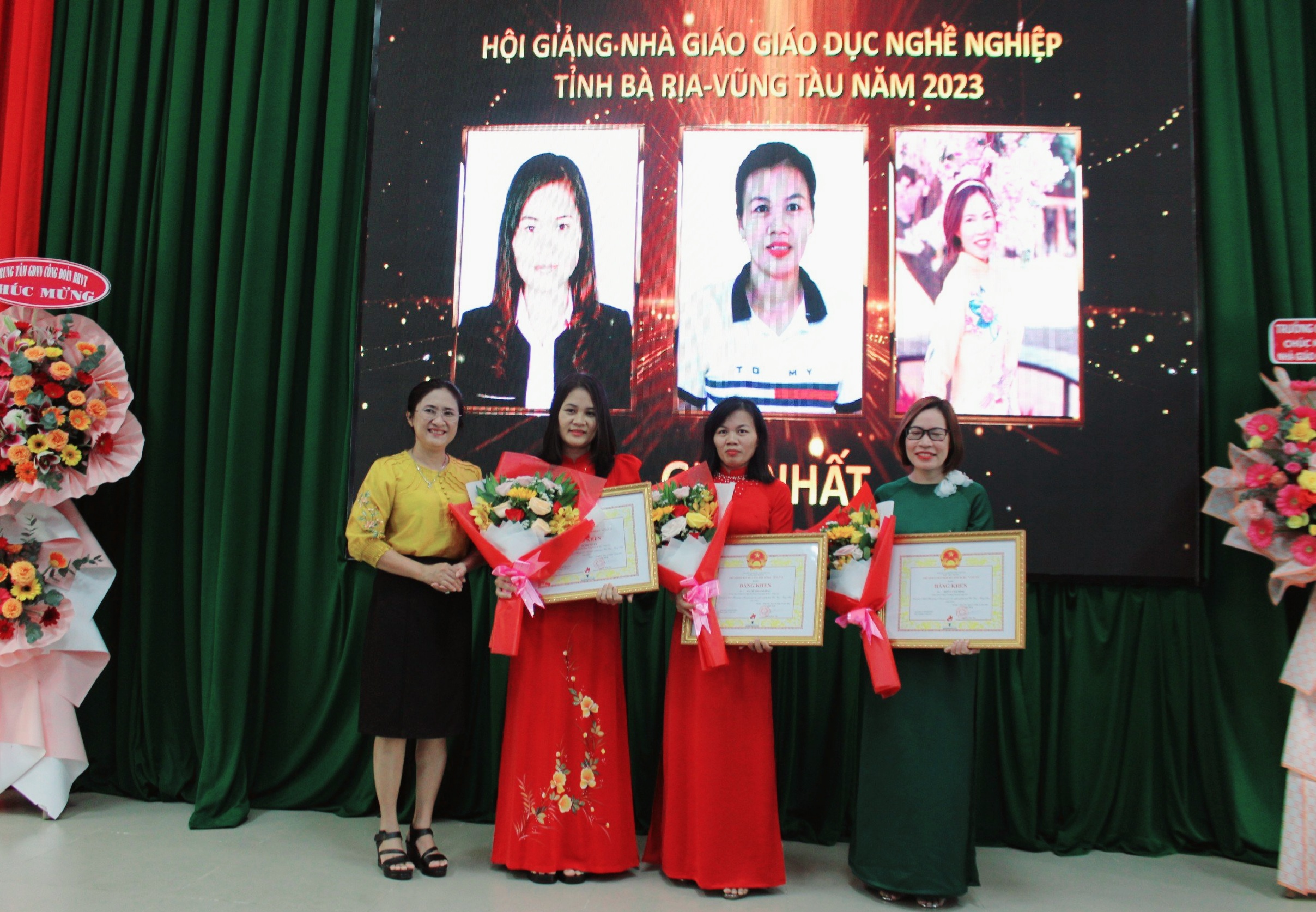 Ban Tổ chức hội giảng trao Bằng khen của UBND tỉnh cho 3 nhà giáo đạt giải Nhất tại hội giảng.