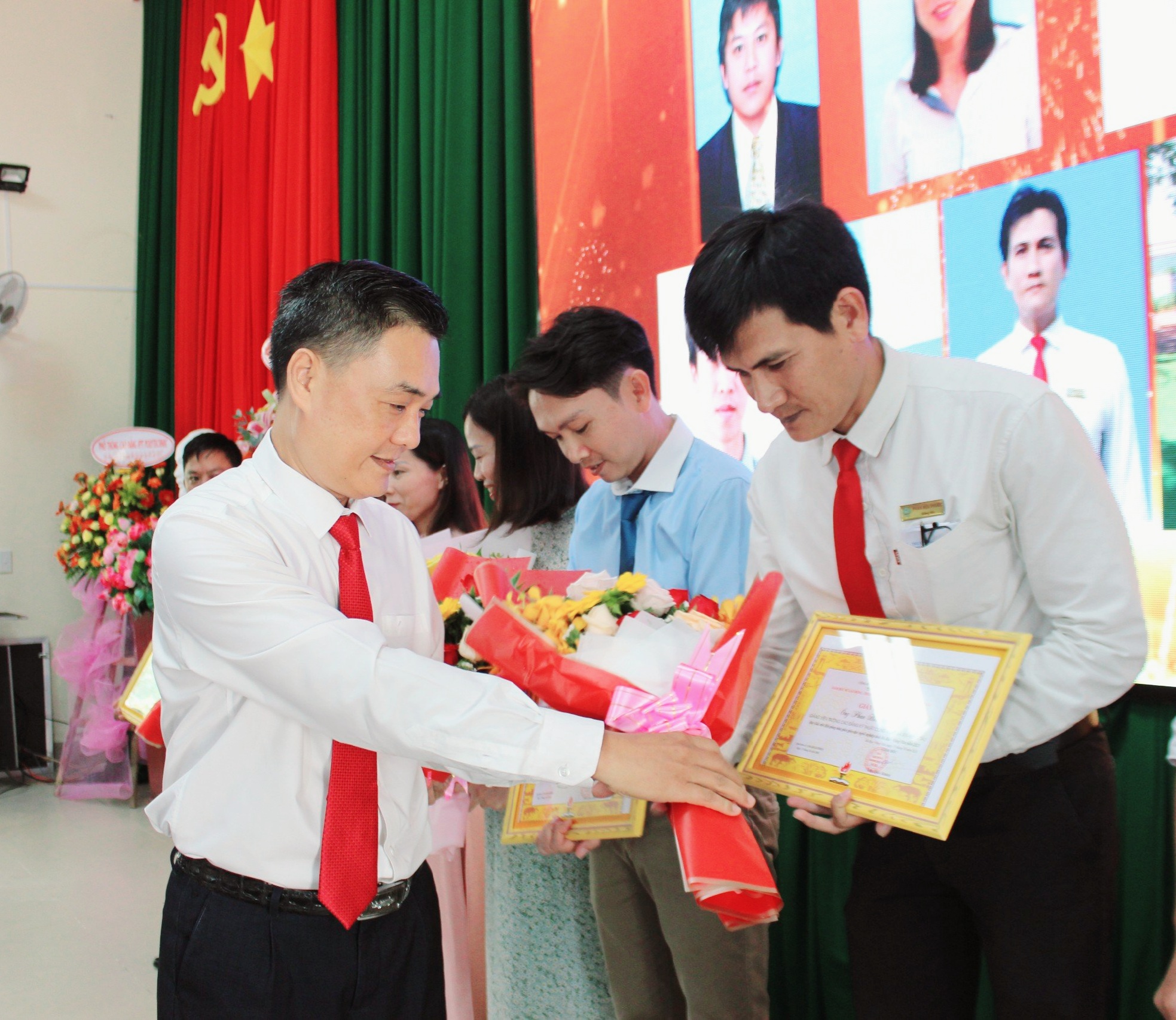 Ban Tổ chức còn trao 7 giải Nhì, 7 giải Ba và 8 giải Khuyến khích cho các nhà giáo đạt thành tích cao tại hội giảng.