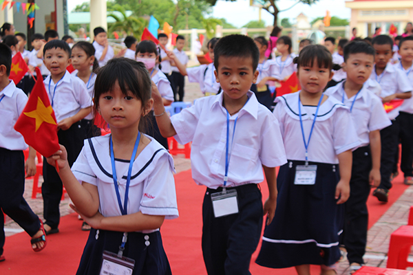 Năm học này, ngành giáo dục đã có hướng dẫn rõ ràng về các khoản thu trong trường học. Trong ảnh: HS Trường TH Võ Nguyên Giáp (TP.Vũng Tàu) trong lễ khai giảng năm học mới 2023-2024. (ảnh minh họa)