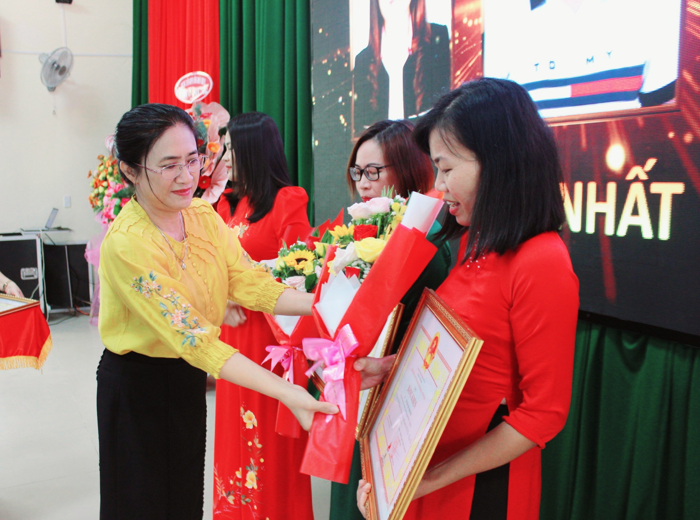 Phó Giám đốc Sở LĐTBXH Đinh Thị Trúc My trao Bằng khen của UBND tỉnh cho 3 cá nhân đạt giải Nhất.