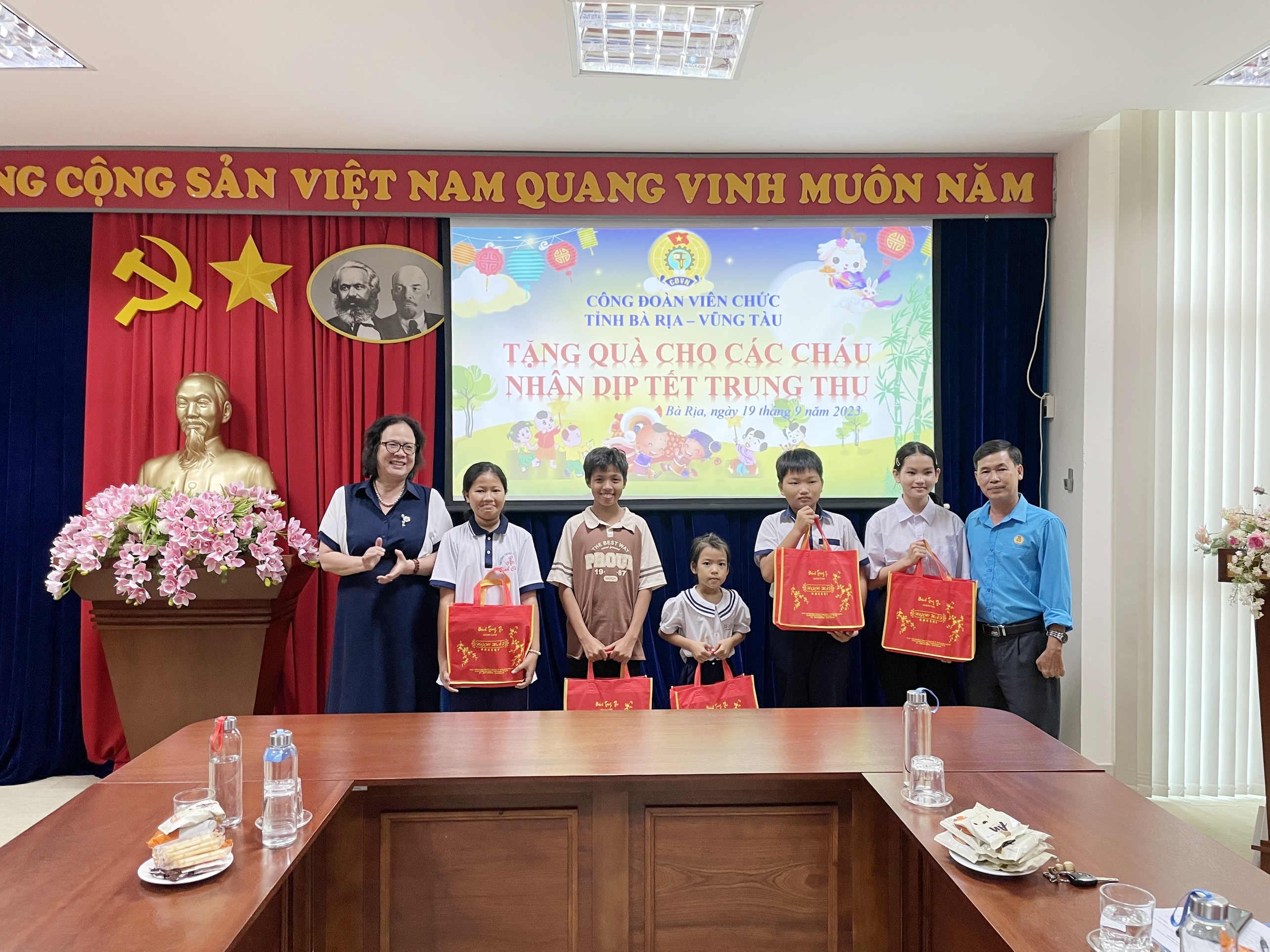 Ông Nguyễn Việt Dũng, Chủ tịch Công đoàn Viên chức tỉnh và đại diện Sở LĐTBXH tặng quà Trung thu cho các em.