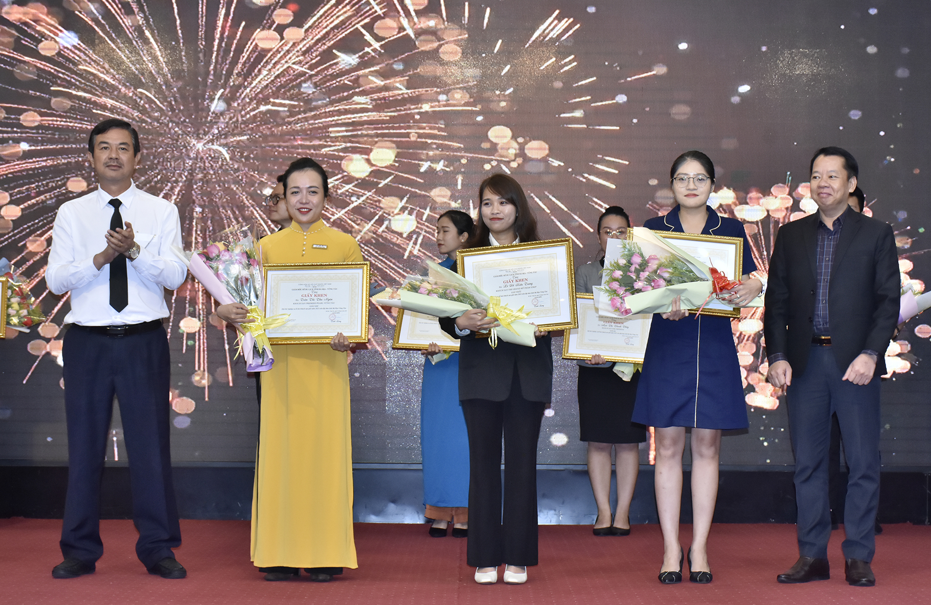 Lãnh đạo Sở Du lịch và đại diện Hiệp hội Du lịch trao giải Nhất, Nhì cho các TS.