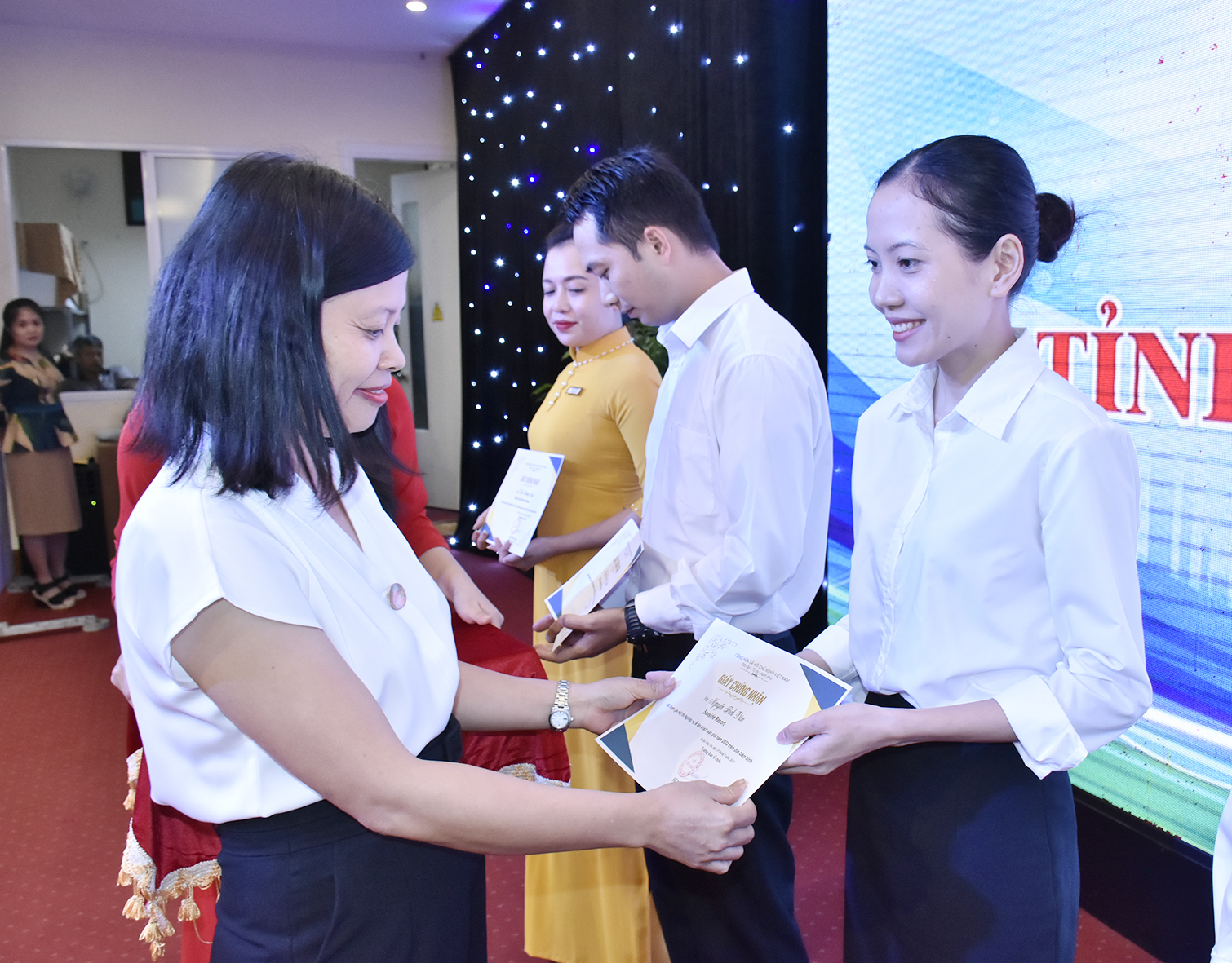 Bà Nguyễn Thị Lệ, Trưởng phòng Quản lý Phát triển Du lịch Sở Du lịch trao chứng nhận tham dự Hội thi cho các TS
