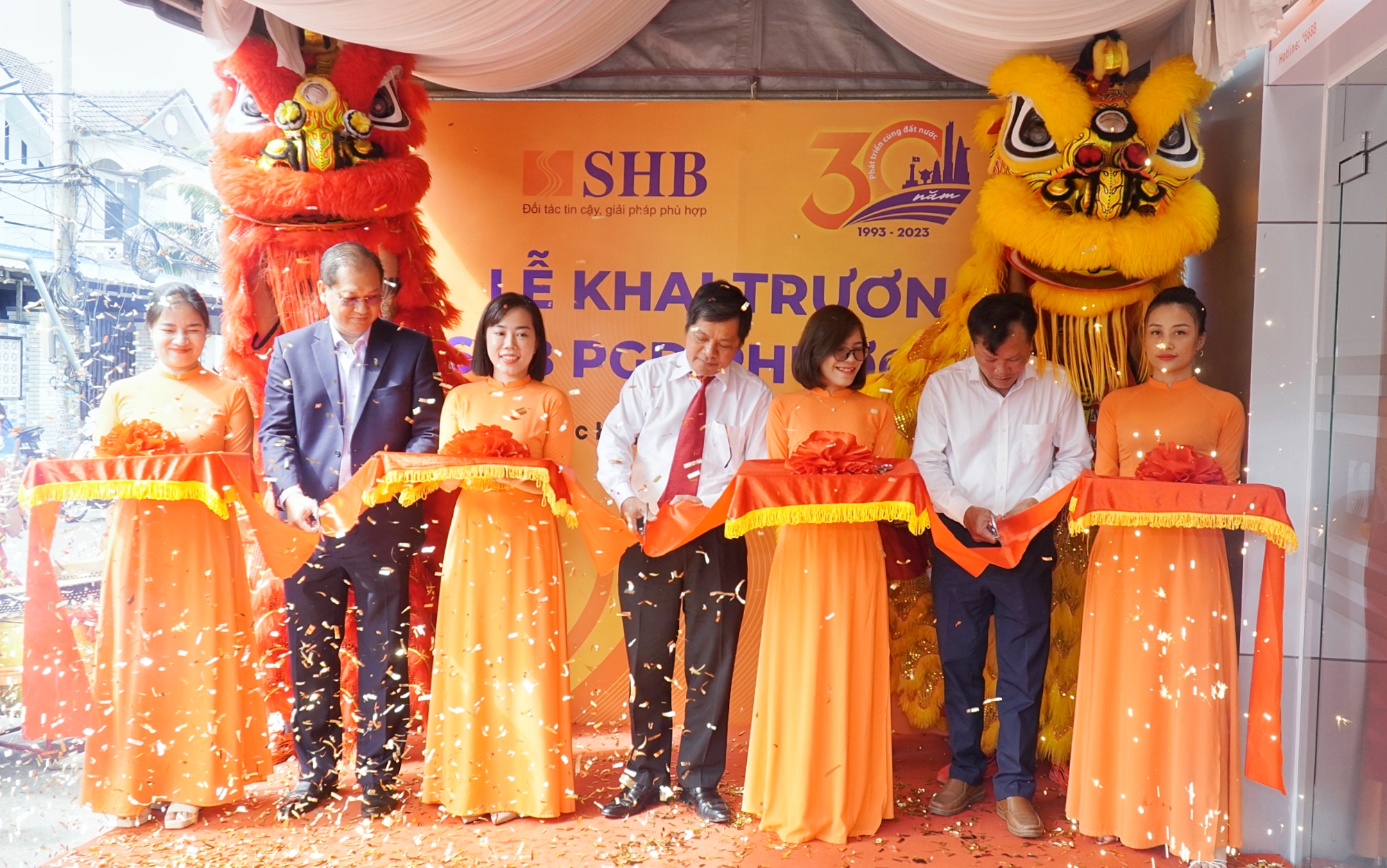 Đại diện lãnh đạo Ngân hàng Nhà nước, lãnh đạo SHB và chính quyền địa phương cắt băng khánh thành Phòng giao dịch SHB Phước Hải.