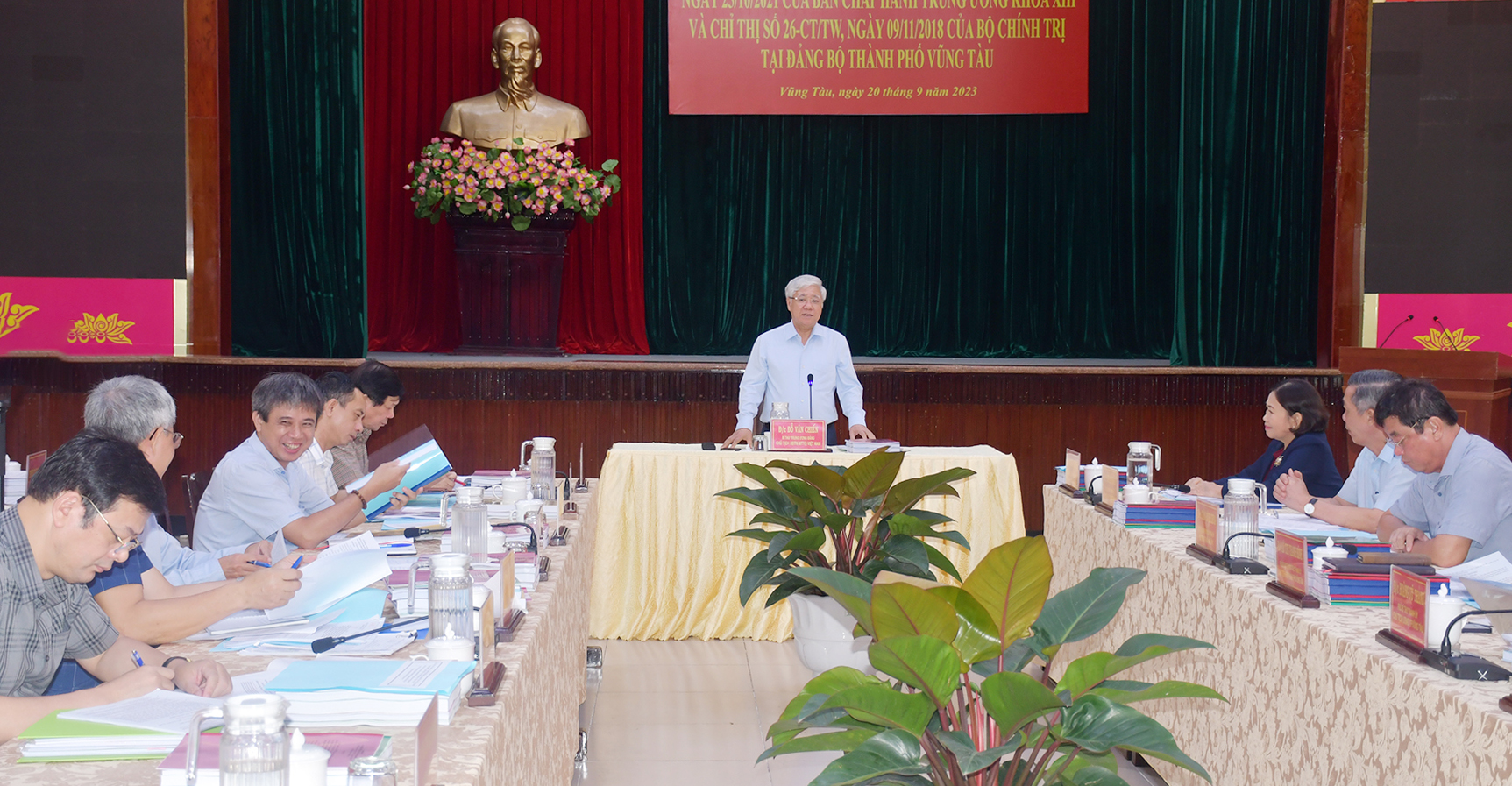Ông Đỗ Văn Chiến, Bí thư Trung ương Đảng, Chủ tịch Ủy ban Trung ương MTTQ Việt Nam, Trưởng đoàn chủ trì buổi làm việc.