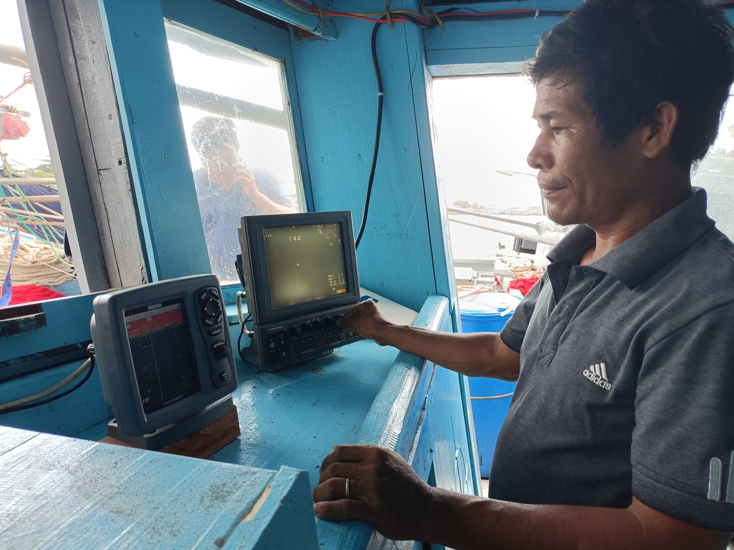 Ông Nguyễn Quốc Cường, thuyền trưởng tàu cá BV 96999-TS (Cảng cá Phương Vy, huyện Long Điền) kiểm tra máy móc trước khi xuất bến.