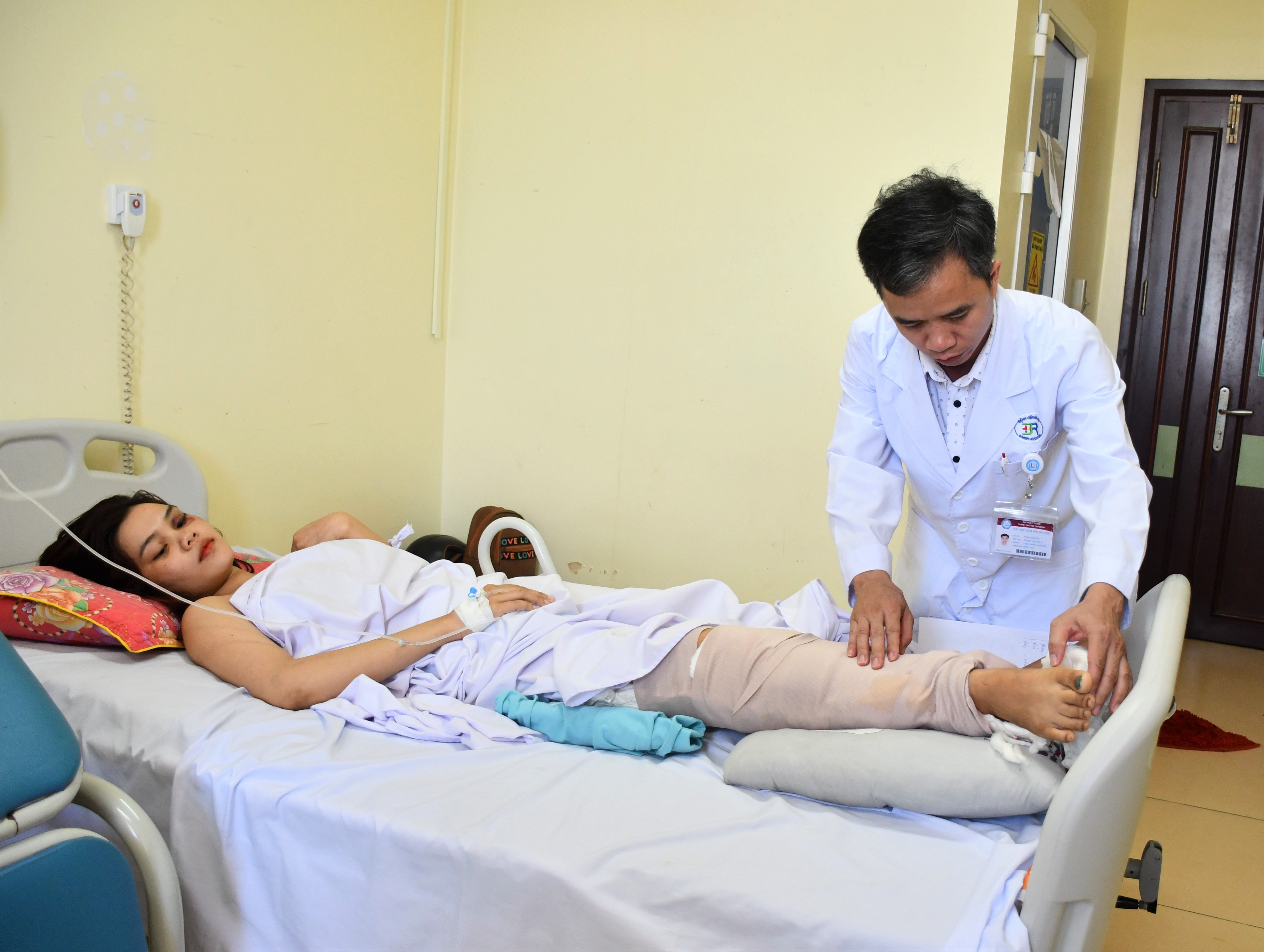 Bác sĩ Phan Văn Tú kiểm tra chức năng vận động của chân cho bệnh nhân Q.