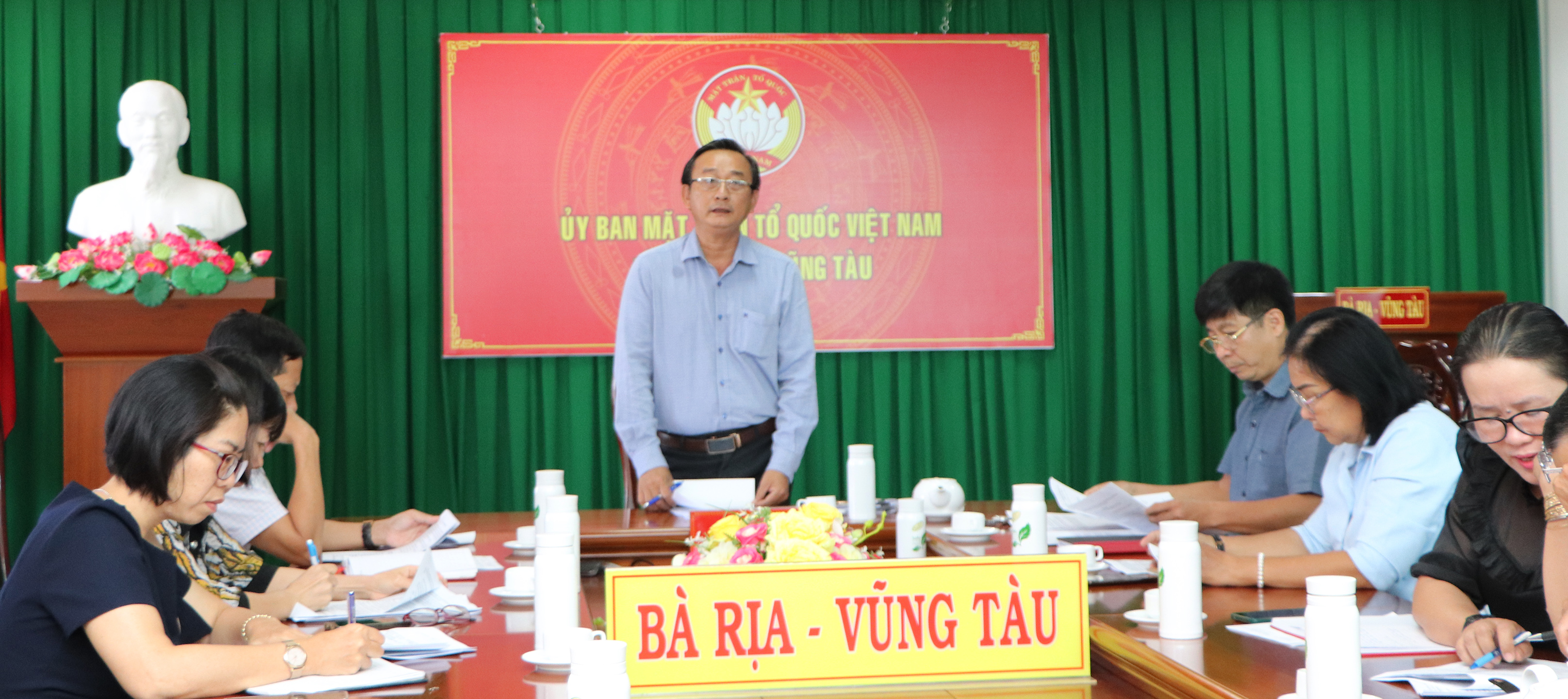 Phó Chủ tịch UBMTTQ Việt Nam tỉnh Lê Hồng Ngọc chủ trì hội nghị.