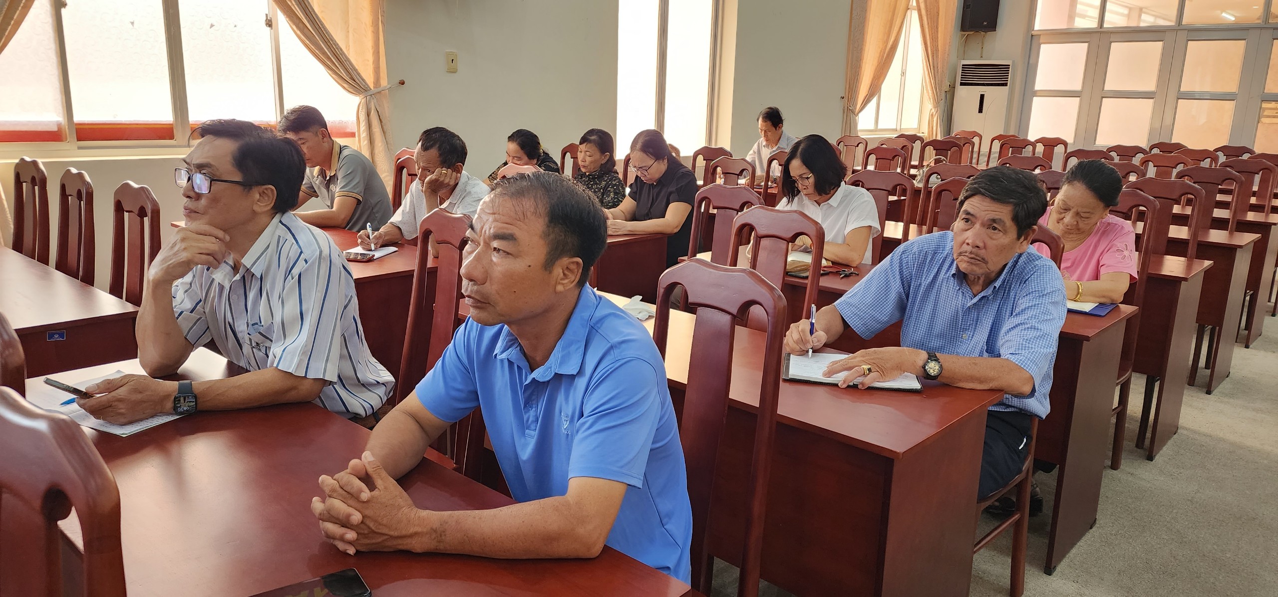 Các cán bộ tham gia lớp bồi dưỡng.