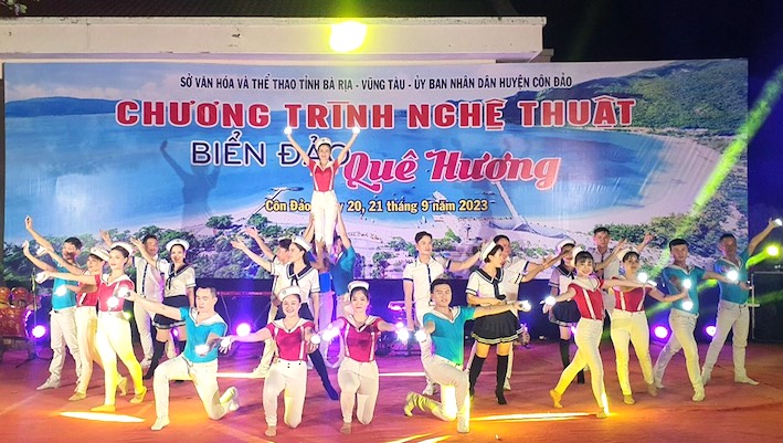 Các nghệ sĩ Nhà hát tỉnh biểu diễn trong chương trình nghệ thuật 