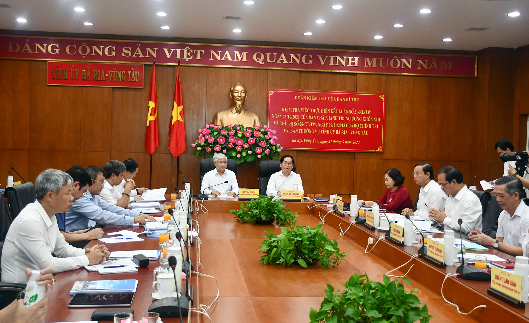 Quang cảnh buổi làm việc.