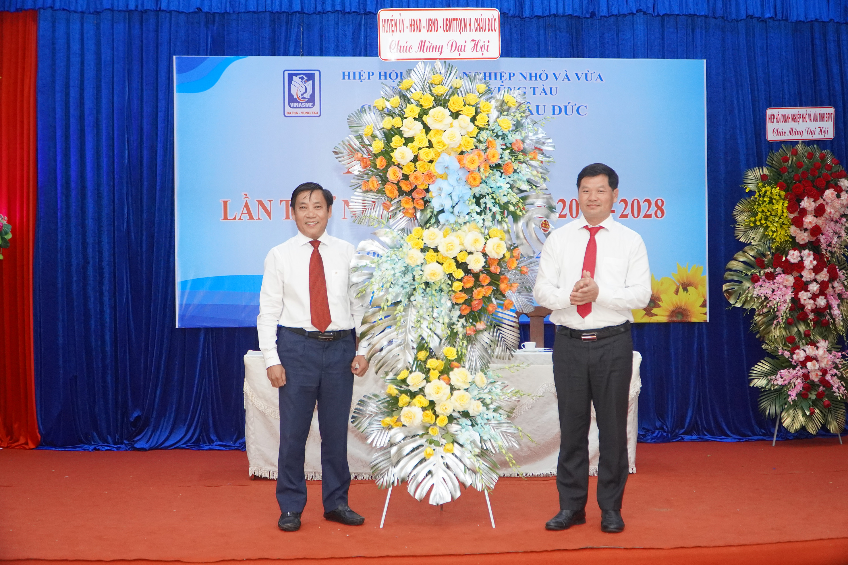 Ông Lê Thanh Liêm, Phó Bí thư Thường trực Huyện ủy Châu Đức tặng hoa chúc mừng đại hội.