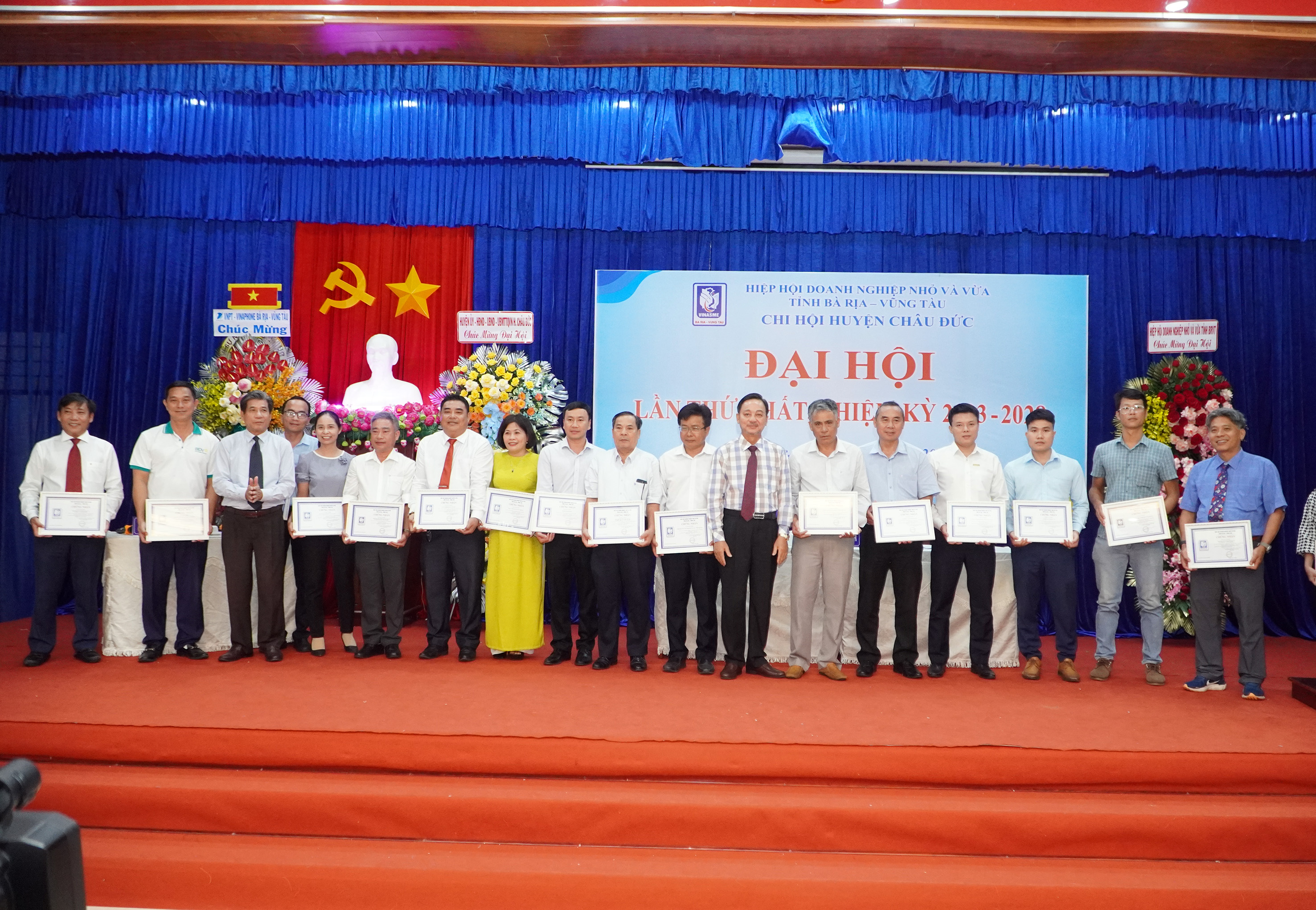 Lãnh đạo Hiệp hội DNNVV tỉnh trao Giấy chứng nhận thành viên mới cho các DN huyện Châu Đức.