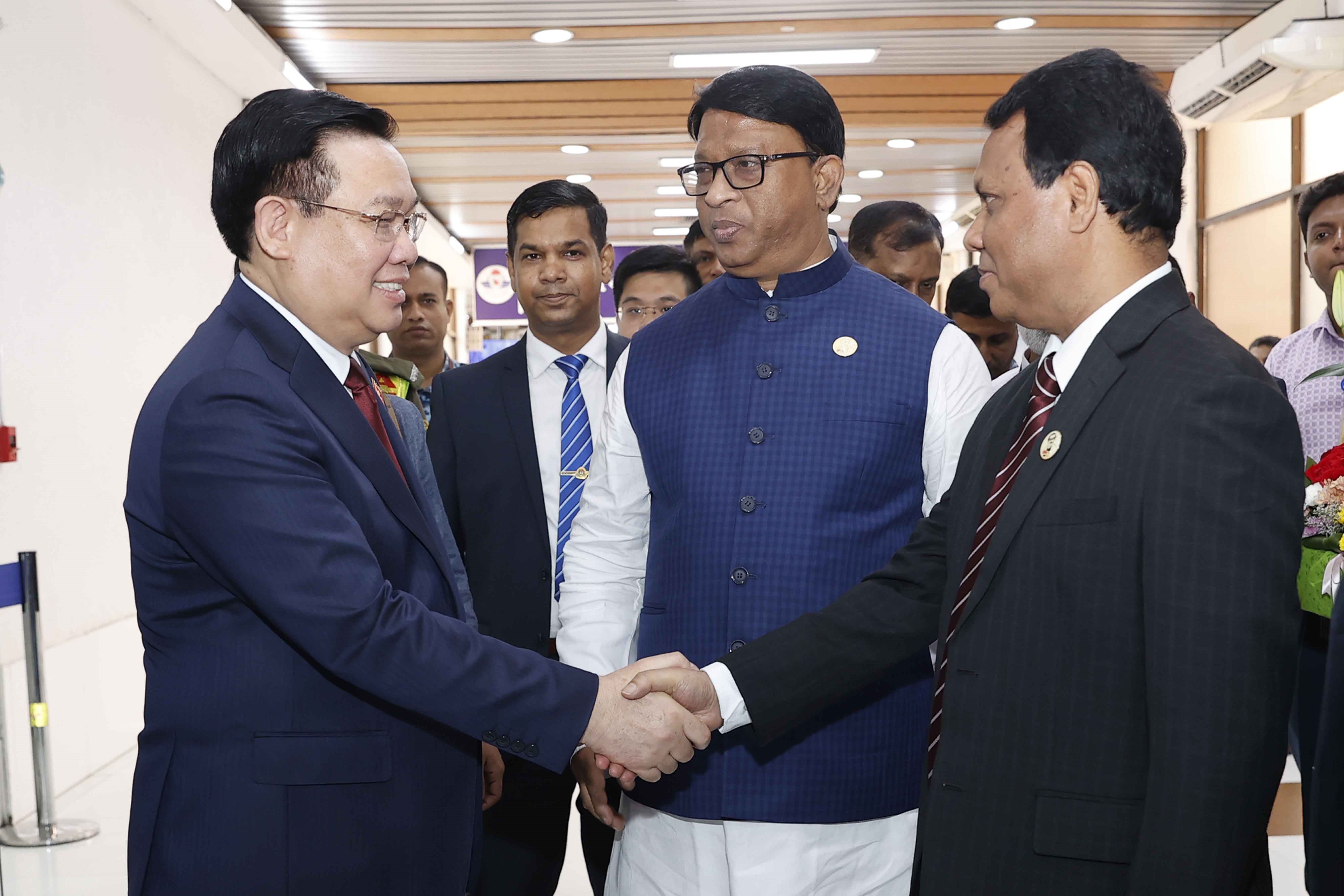 Nghị sĩ - hàm Bộ trưởng Iqbalur Rahim, Tổng Thư ký Quốc hội Bangladesh K.M. Abdus Salam cùng nhiều quan chức đón  Chủ tịch Quốc hội Vương Đình Huệ tại Sân bay quốc tế Hazart Shahjalal, Thủ đô Dhaka. Ảnh: DOÃN TẤN