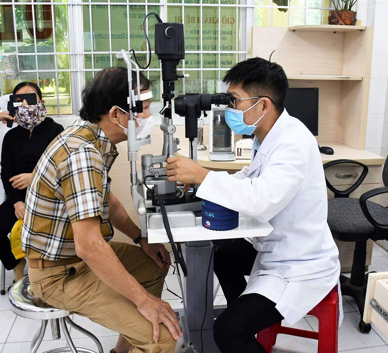 Bác sĩ Bệnh viện Mắt tỉnh khám bệnh cho bệnh nhân đau mắt đỏ.
