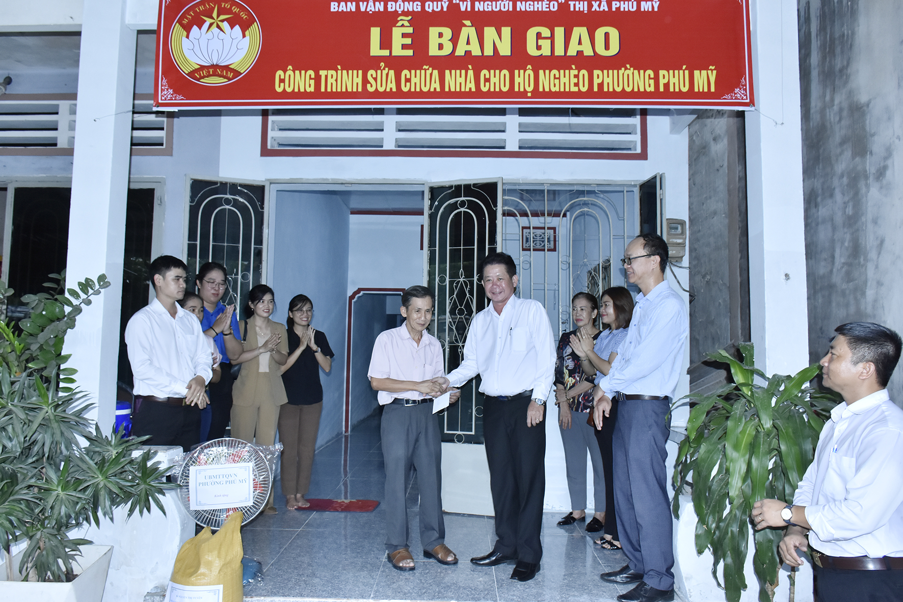 Đại diện UBMTTQ Việt Nam TX.Phú Mỹ và phường Phú Mỹ bàn giao công trình sửa chữa nhà cho hộ ông Lê Sanh.