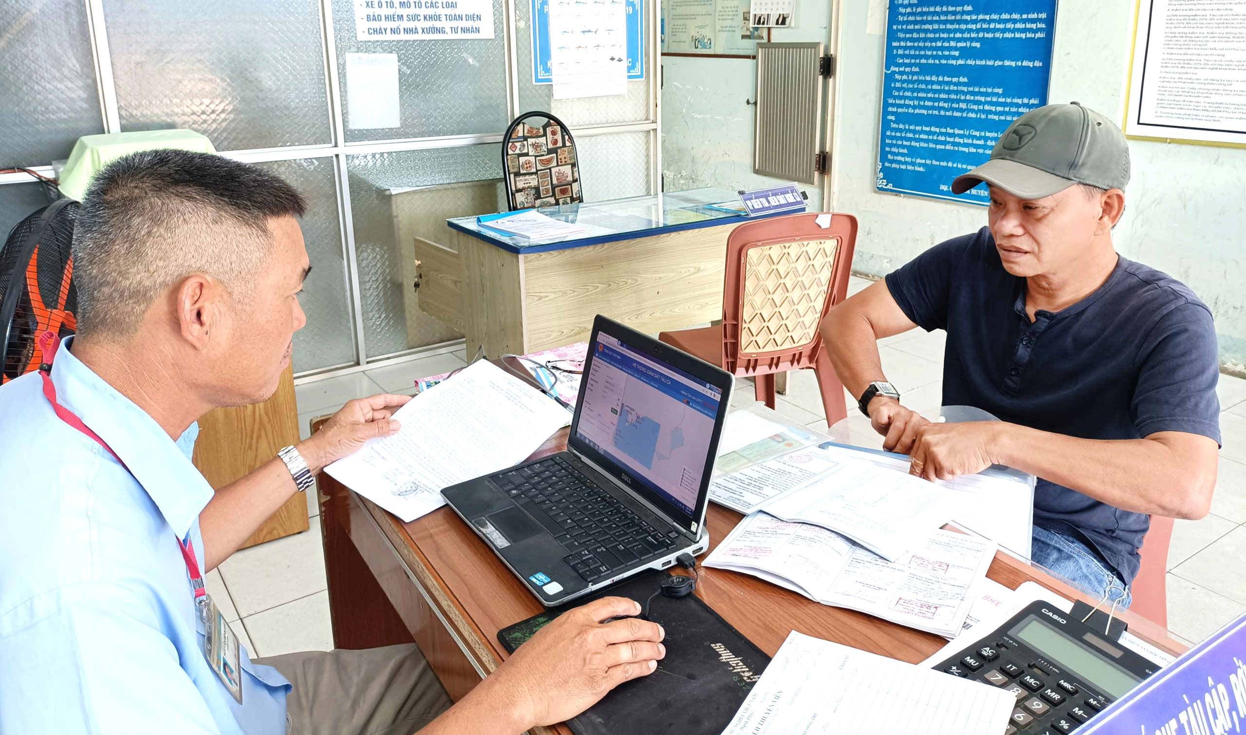 Nhân viên Văn phòng đại diện cảng Tân Phước (huyện Long Điền) kiểm tra giấy tờ, nhật ký khai thác tàu cá vừa cập bến.