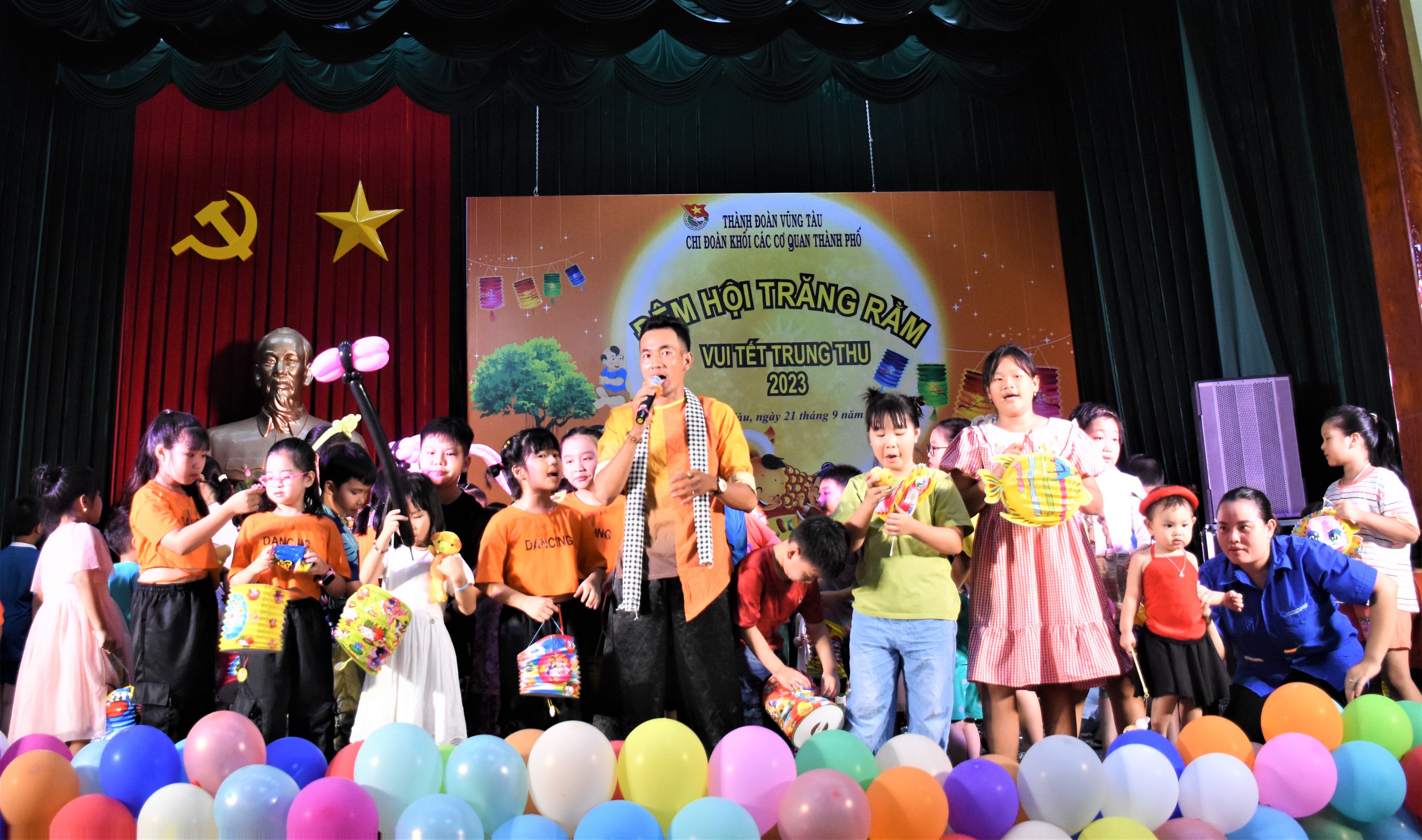 Thiếu nhi hào hứng tay cầm lồng đèn Trung thu, cùng nhau phá cỗ tại chương trình.