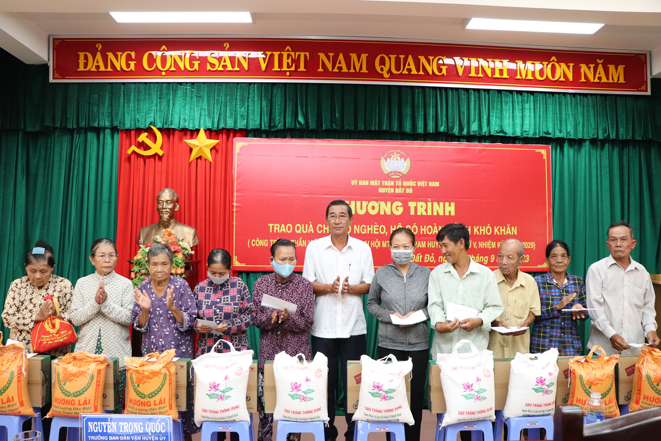 Ông Nguyễn Trọng Quốc, Trưởng ban Dân vận, Chủ tịch UBMTTQ Việt Nam huyện tặng quà đến các hộ dân.