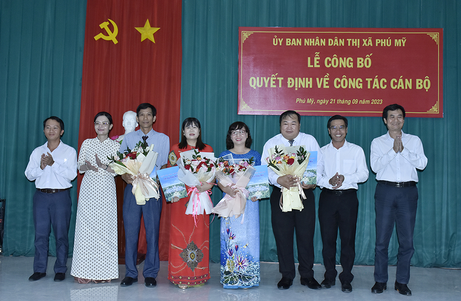 Lãnh đạo UBND TX.Phú Mỹ trao quyết định, tặng hoa chúc mừng 4 hiệu trưởng được bổ nhiệm