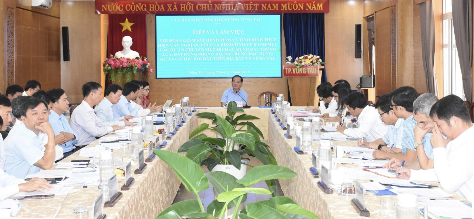 Quang cảnh buổi làm việc.