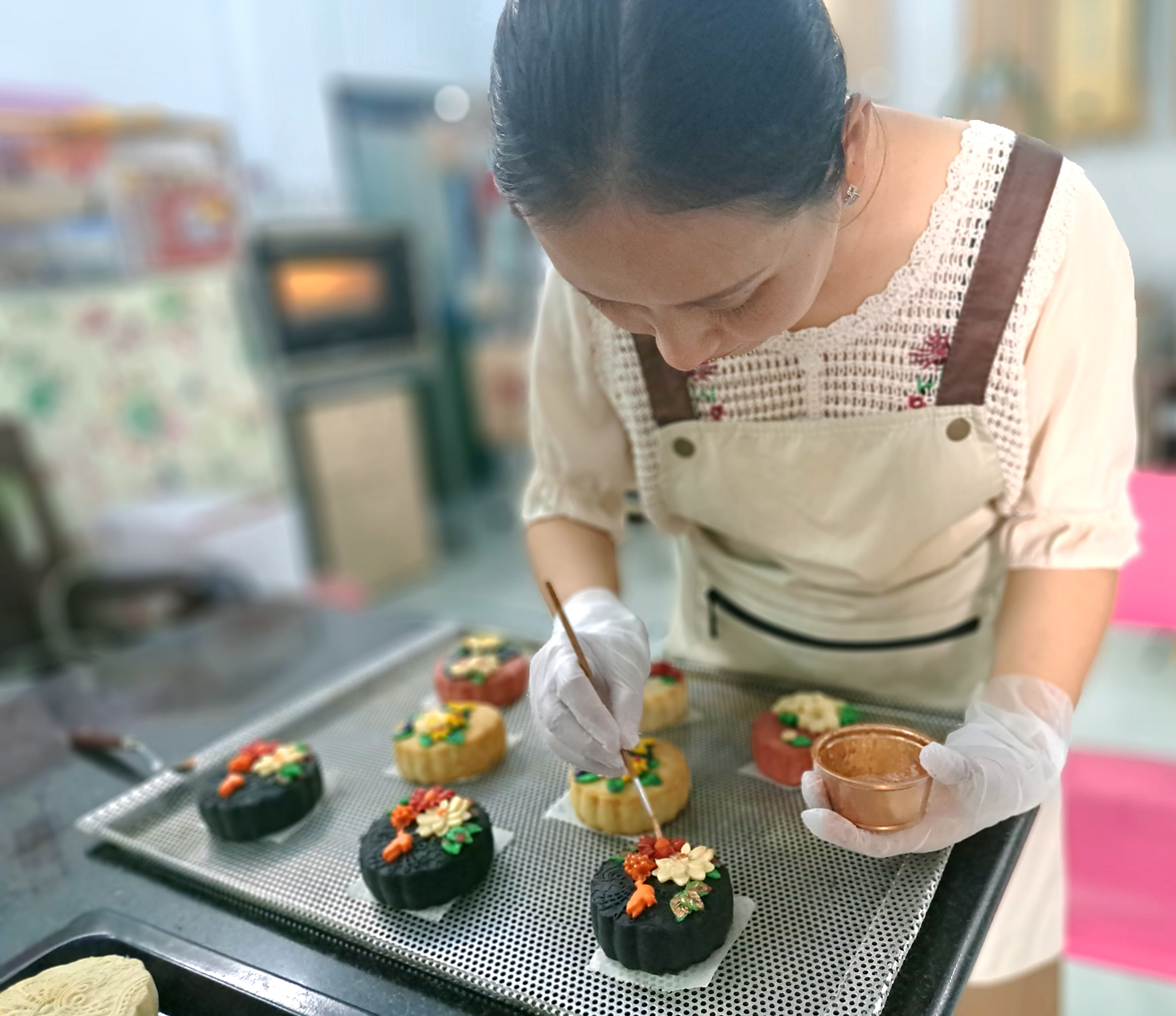 Bà Vũ Bích Thảo (TP. Bà Rịa) tỉ mẩn trang trí họa tiết độc đáo cho từng chiếc bánh Trung thu.