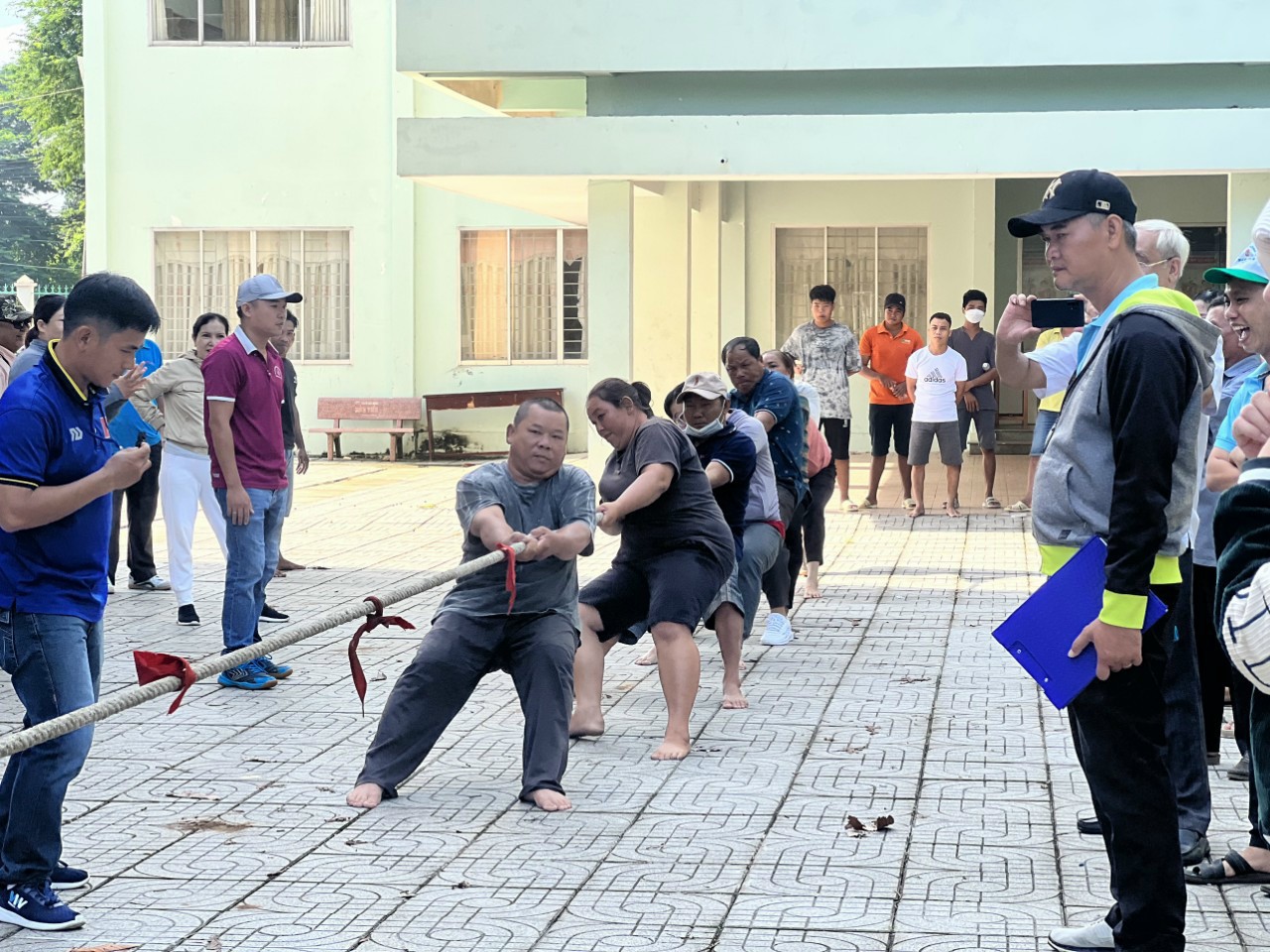 Đội kéo co nam - nữ xã Hòa Long đoạt giải Nhất.