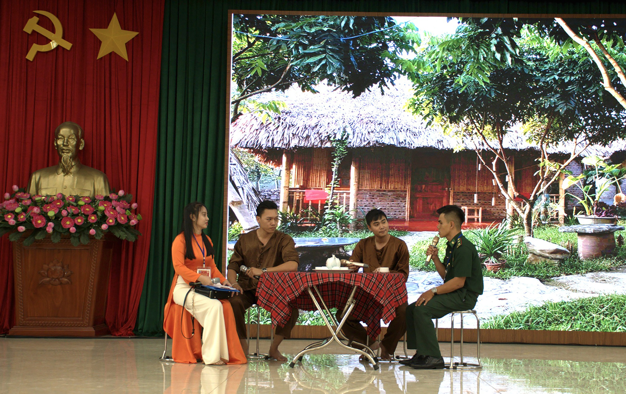  Tiểu phẩm của Đồn Biên phòng Long Sơn về vận động ngư dân lắp thiết bị giám sát hành trình cho tàu cá.