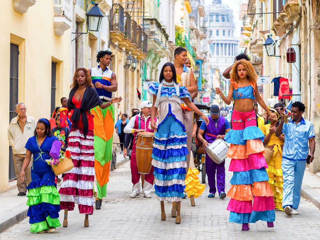 Một ban nhạc cùng các vũ công thu hút sự chú ý  trên đường phố Havana.