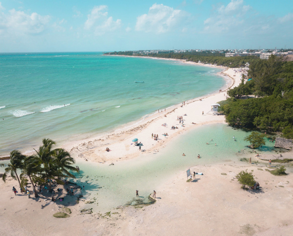 Nước trong xanh bên bờ cát trắng phau là nét đặc trưng các bãi biển  tại Cuba.