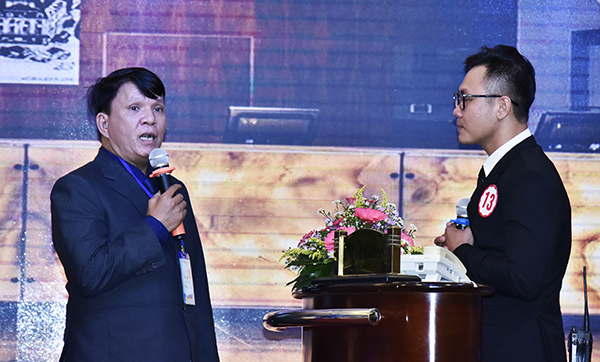 Ông Nguyễn Quốc Vinh, Trưởng bộ môn Lễ tân - Trường CĐ Du lịch Vũng Tàu, đóng vai du khách nêu tình huống cho thí sinh.