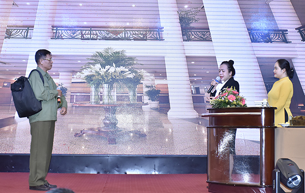 Thí sinh Dương Ngọc Linh và Lê Bảo Vy (Khách sạn Grand-Palace) đạt giải nhất nội dung thi tiểu phẩm “Cô lễ tân tốt bụng”.