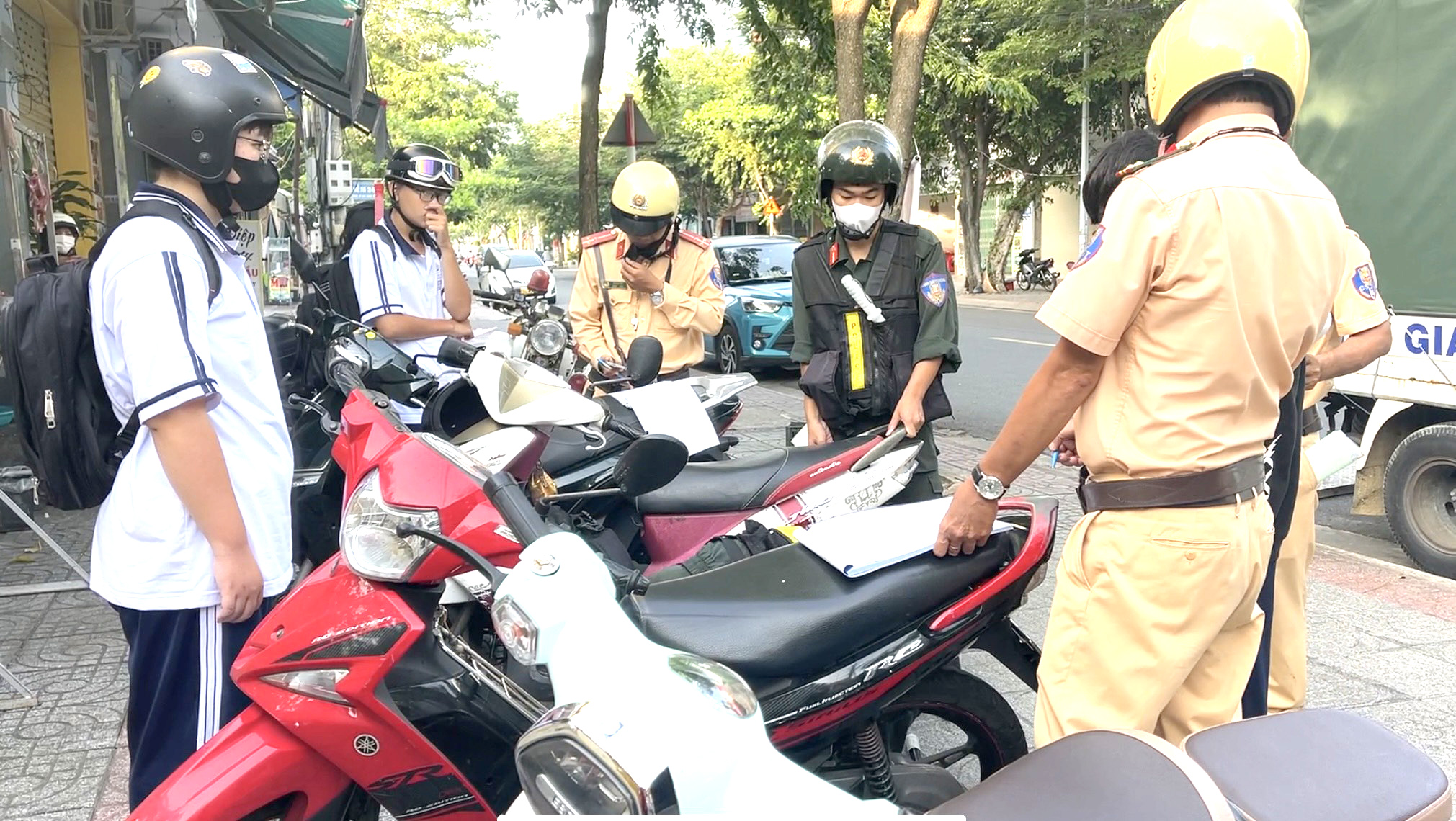 Lực lượng CSGT, Công an TP.Vũng Tàu lập biên bản HS điều khiển xe  phân khối lớn trên đường Xô Viết Nghệ Tĩnh.