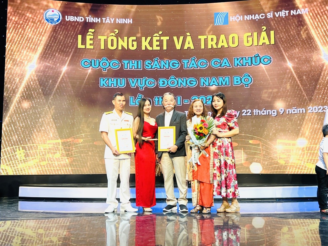 Nhạc sĩ Hoàng Lương (giữa) cùng các tác giả Khánh Vân (thứ 2 từ phải qua), Đức Thuận (bìa trái) của tỉnh Bà Rịa - Vũng Tàu tại Lễ trao giải sáng tác ca khúc về miền Đông Nam Bộ.